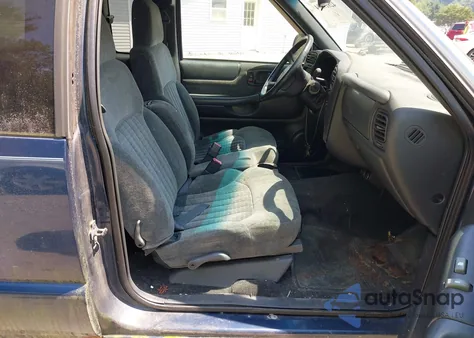 2002 Chevrolet S-10 Ls из США, поврежденный, VIN 1GCDT19W528181347